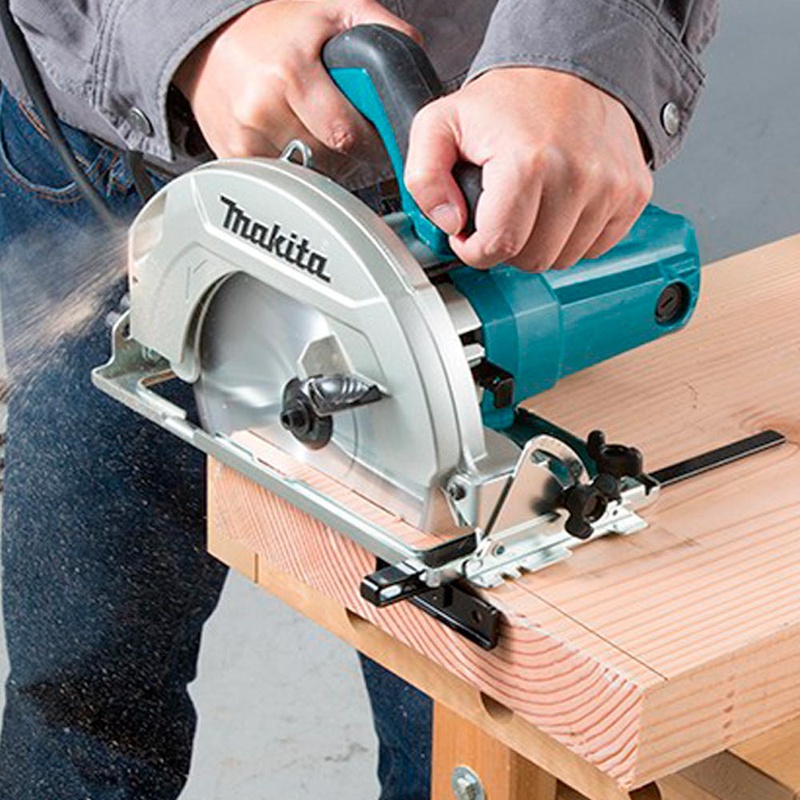 Sierra Circular 7 1/4" 1600W + Maleta plástico HS7010K Makita