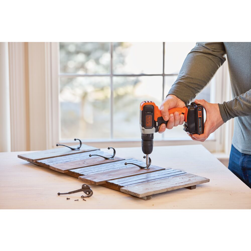 Taladro atornillador 3/8" 20v + set de 18 piezas Black & Decker